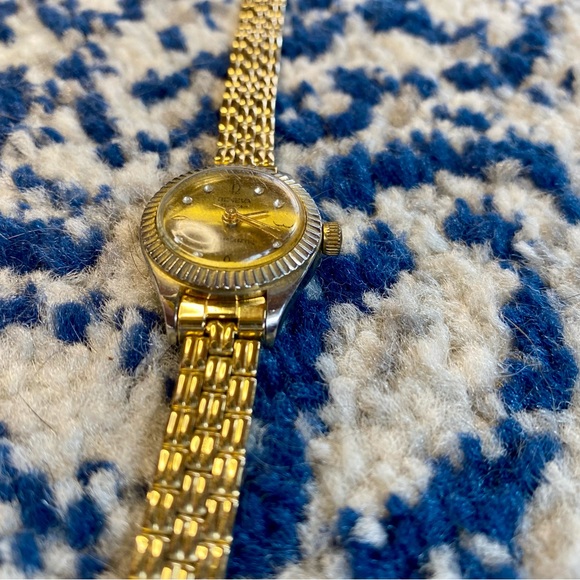 Women’s Geneva Antimagnetic WIND UP gold toned stainless steel watch - Picture 3 of 5